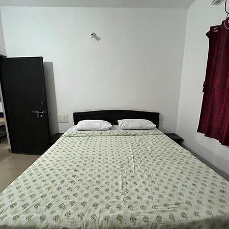 Hotel God'S Gift Morjim Esterno foto