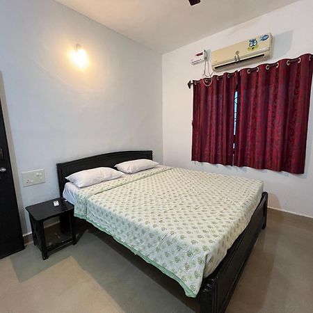 Hotel God'S Gift Morjim Esterno foto