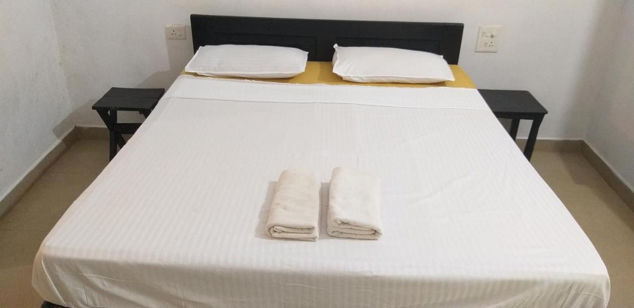 Hotel God'S Gift Morjim Esterno foto