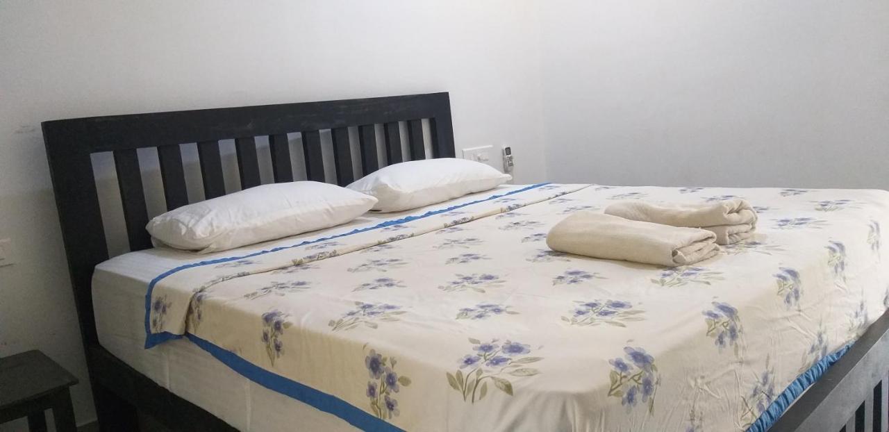Hotel God'S Gift Morjim Esterno foto