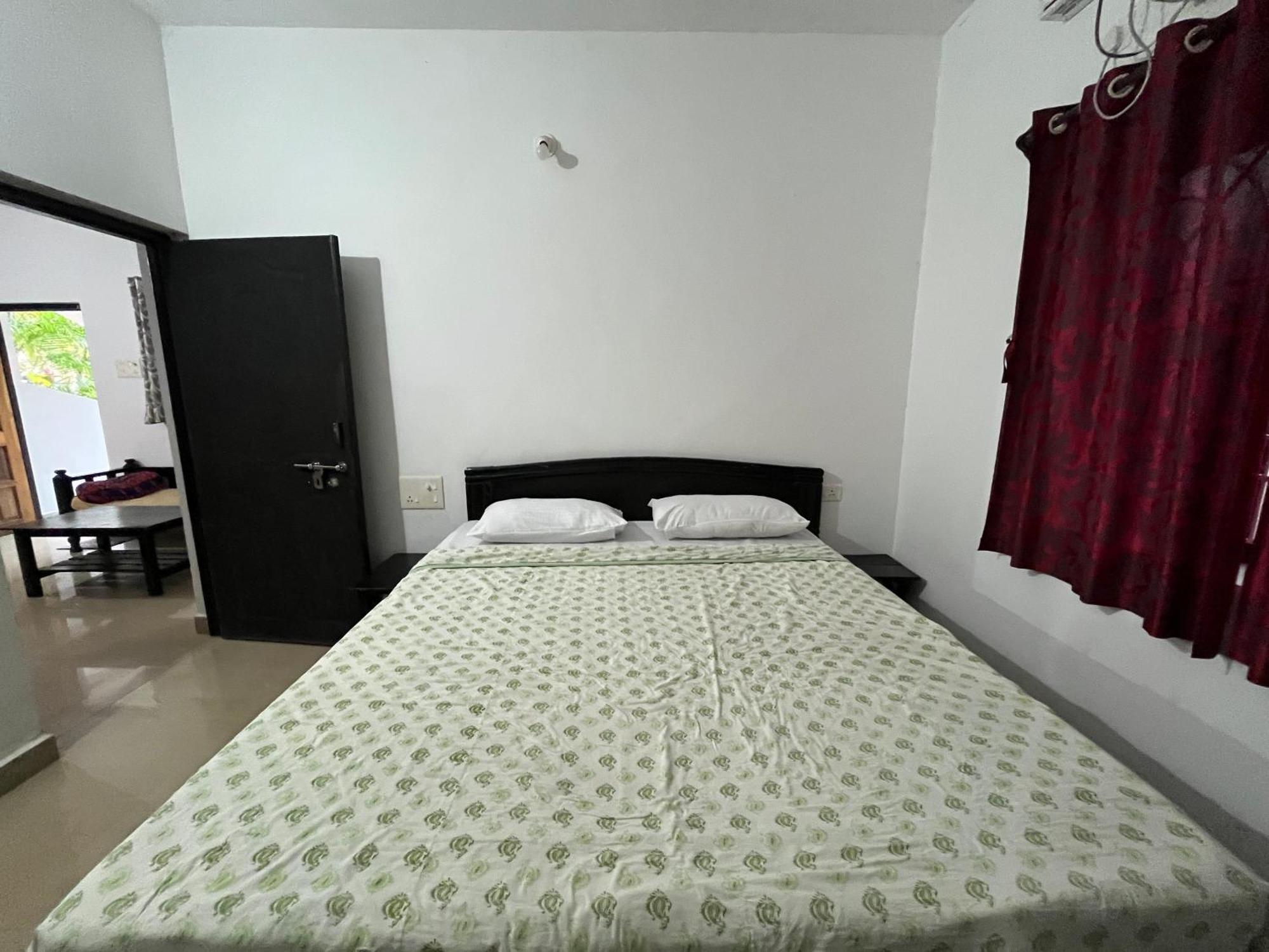 Hotel God'S Gift Morjim Esterno foto