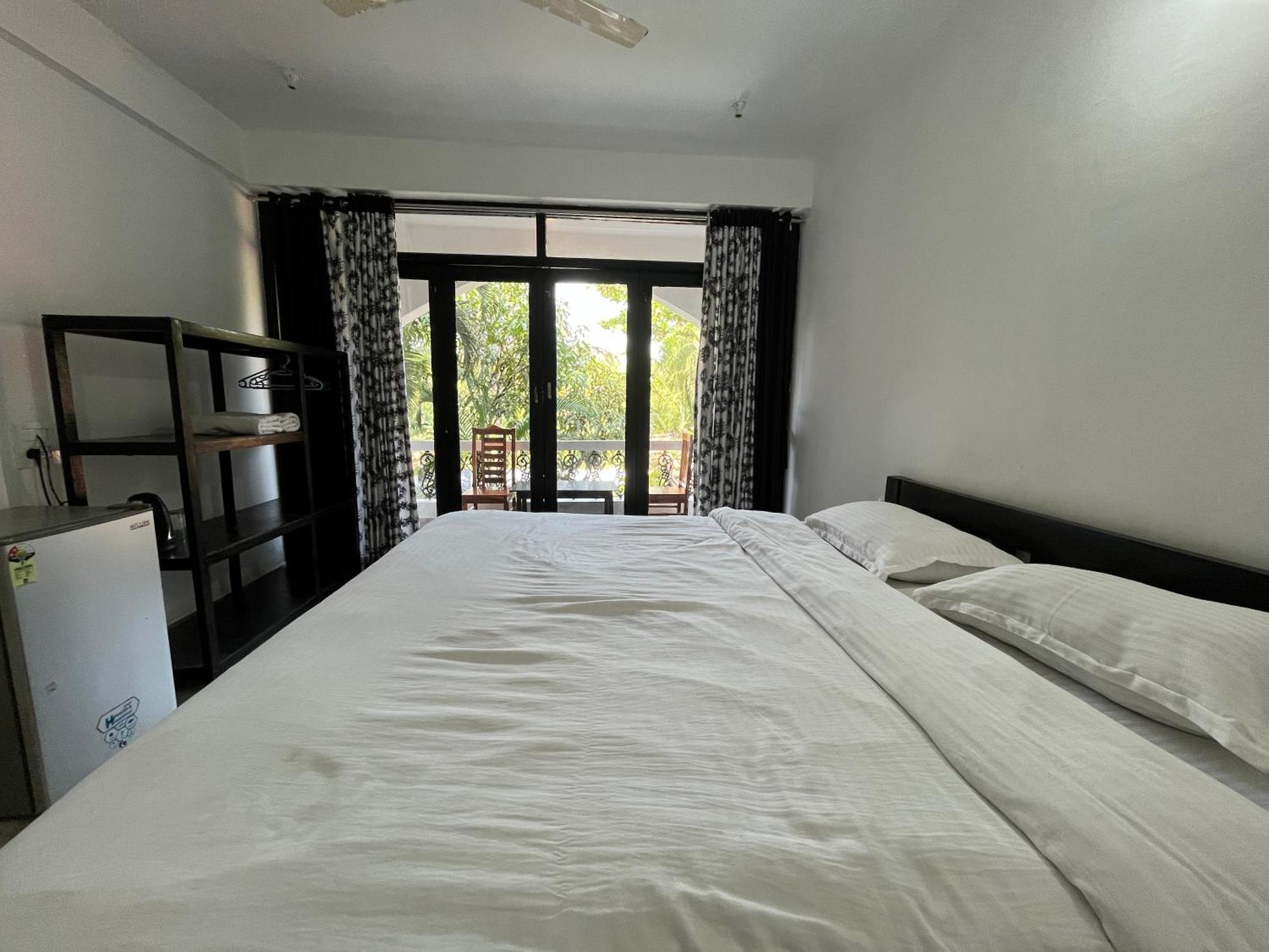 Hotel God'S Gift Morjim Esterno foto