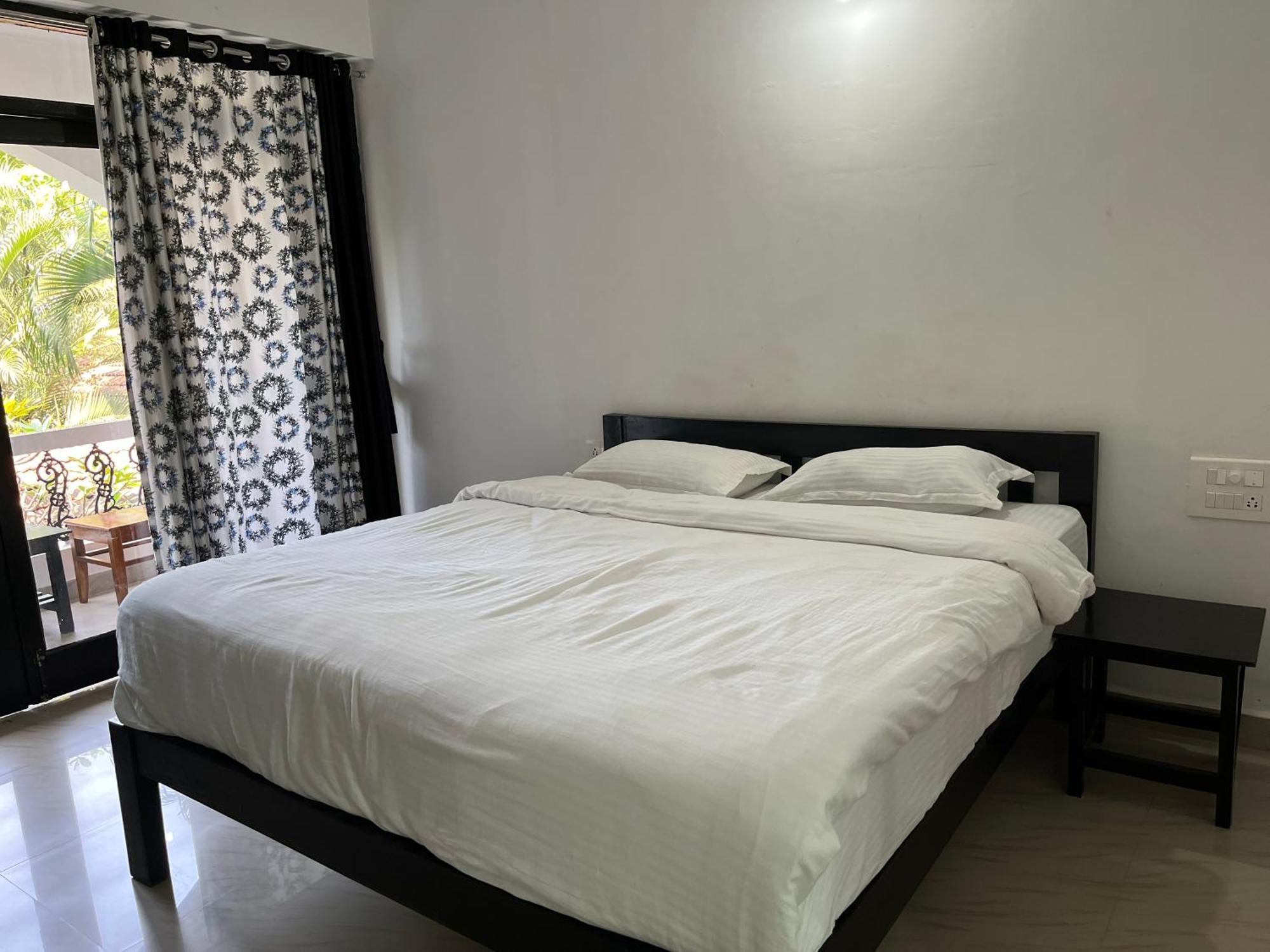 Hotel God'S Gift Morjim Esterno foto