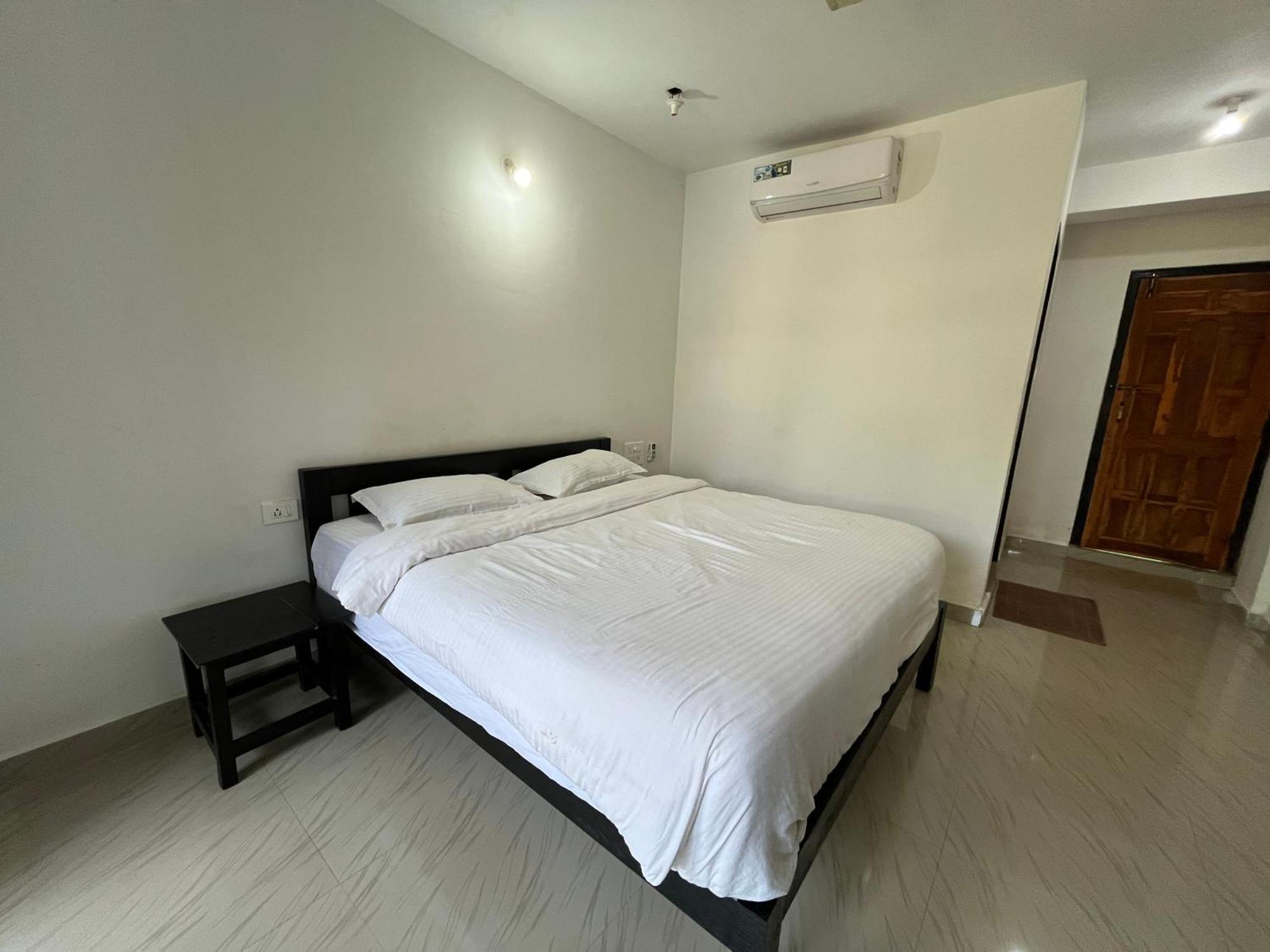 Hotel God'S Gift Morjim Esterno foto