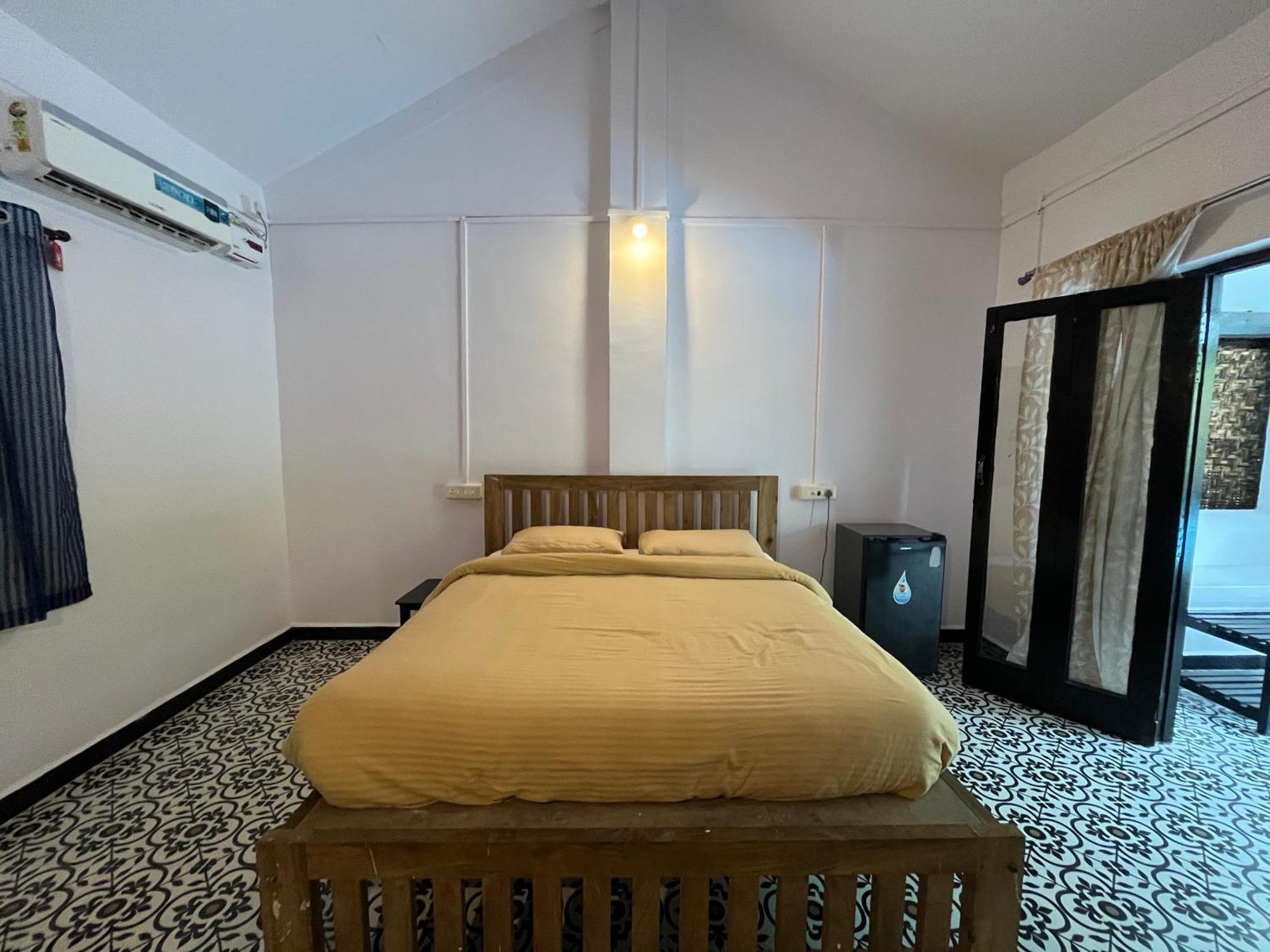 Hotel God'S Gift Morjim Esterno foto