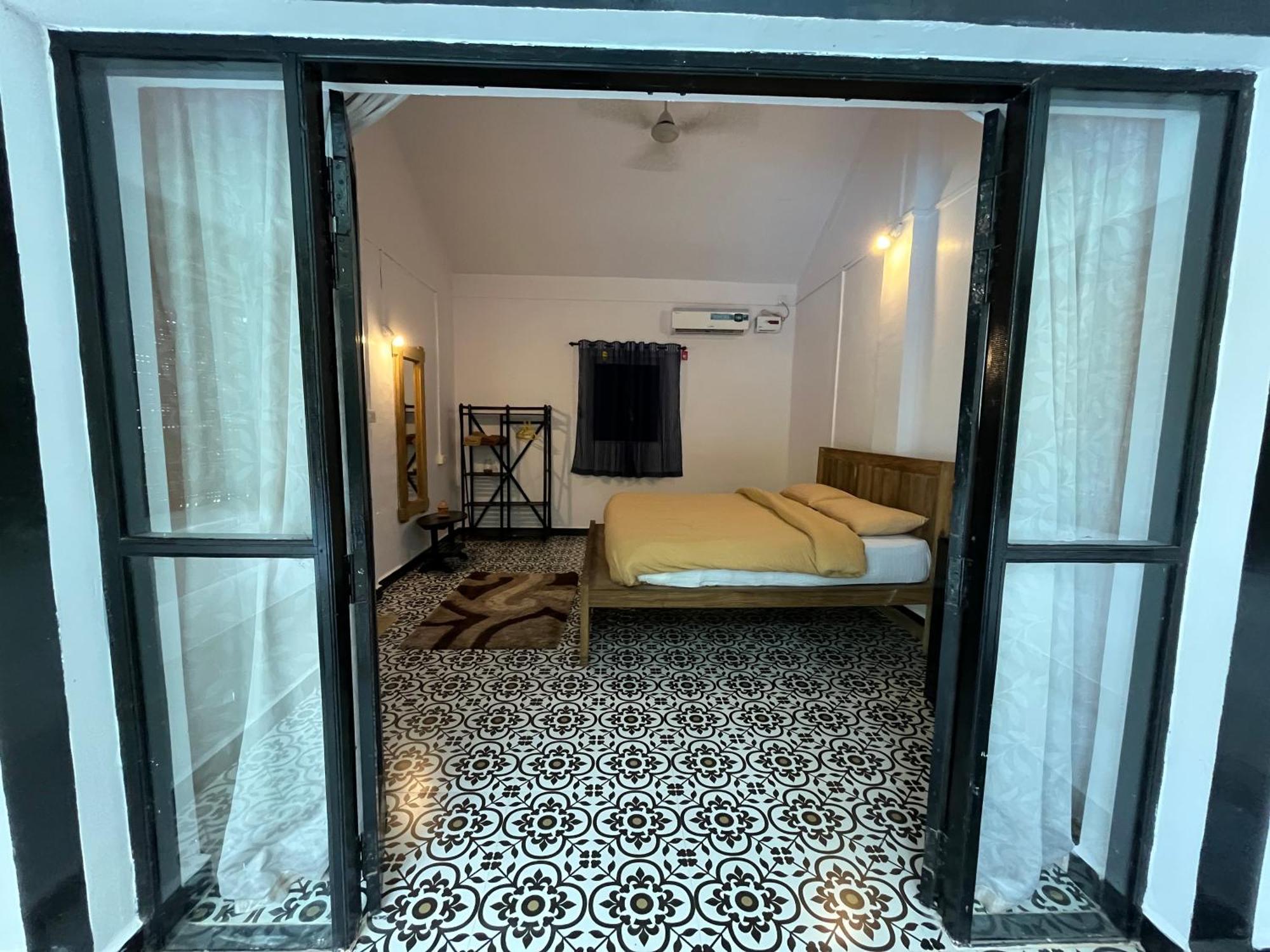 Hotel God'S Gift Morjim Esterno foto
