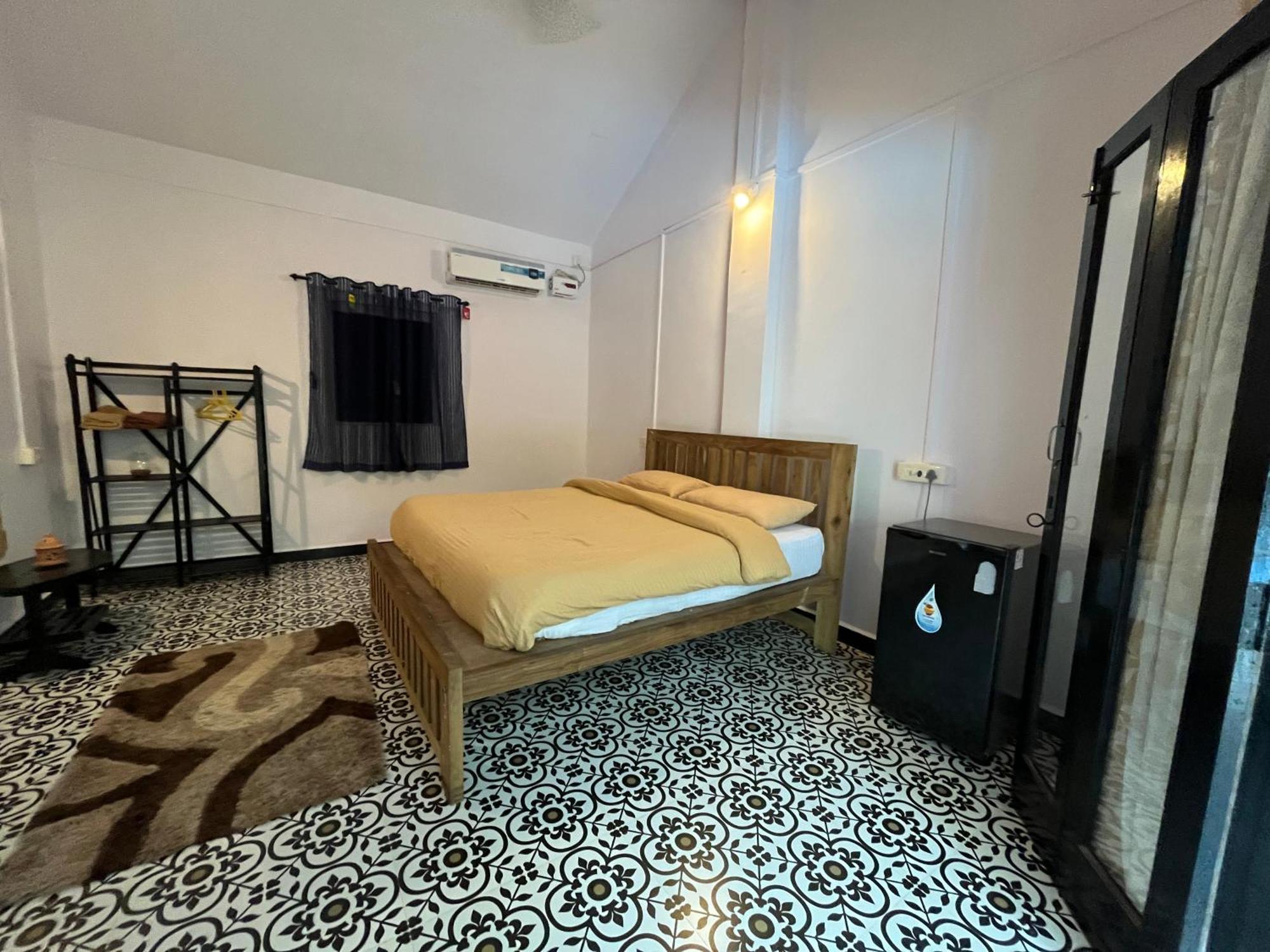 Hotel God'S Gift Morjim Esterno foto