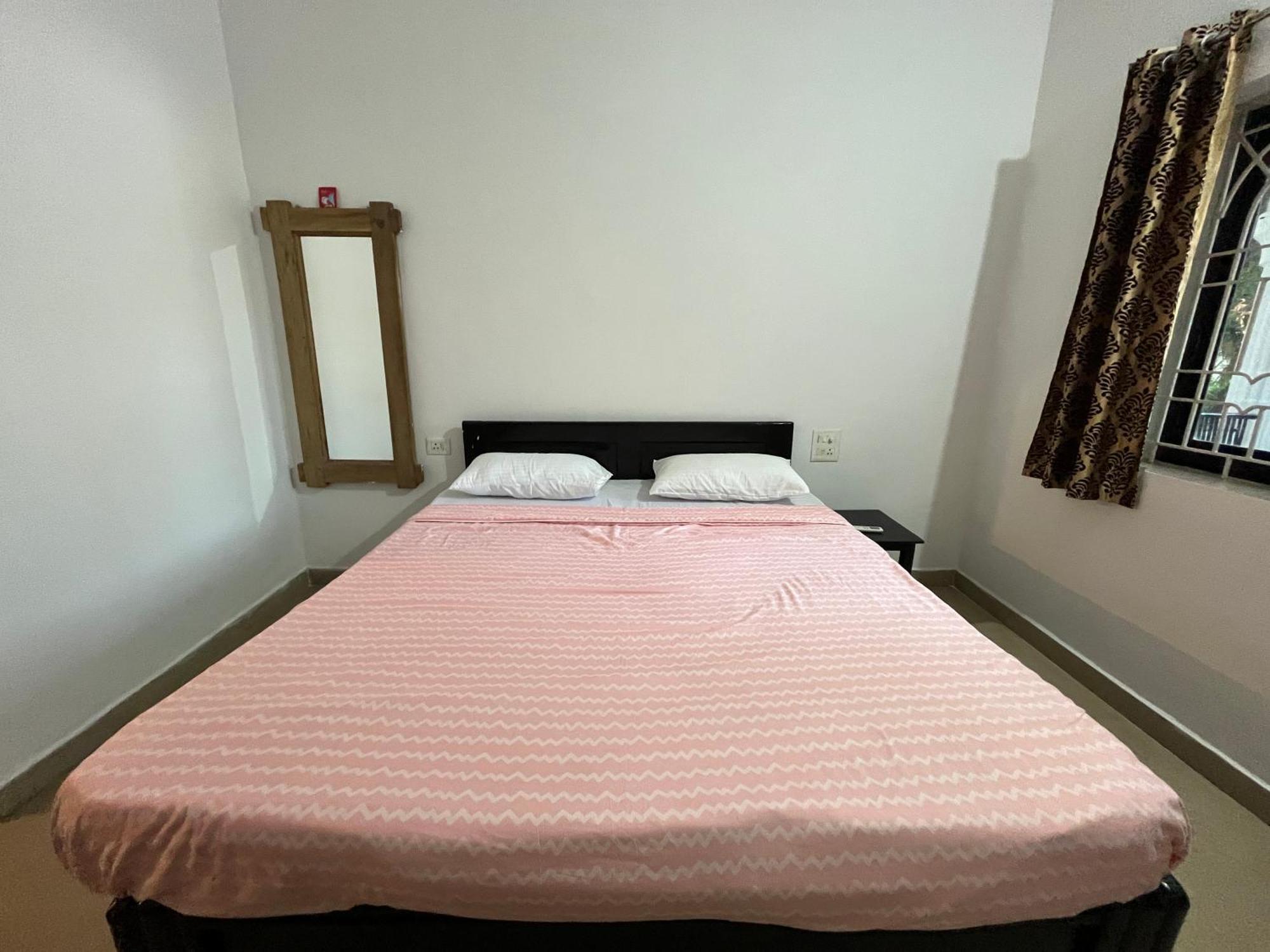 Hotel God'S Gift Morjim Esterno foto