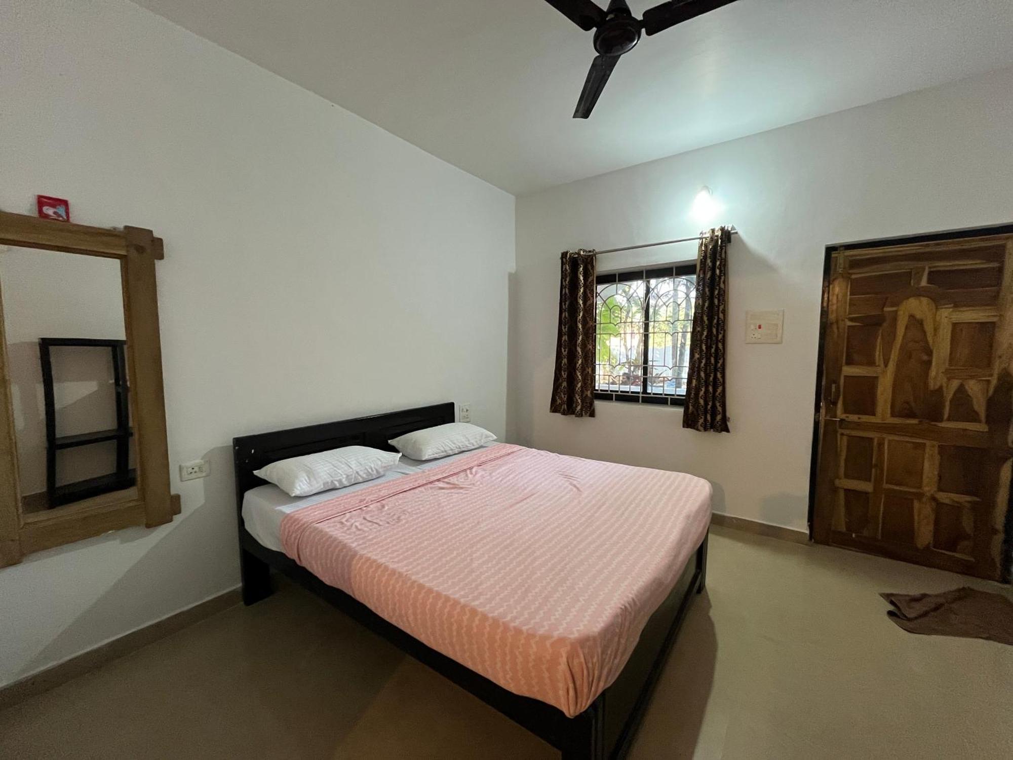 Hotel God'S Gift Morjim Esterno foto