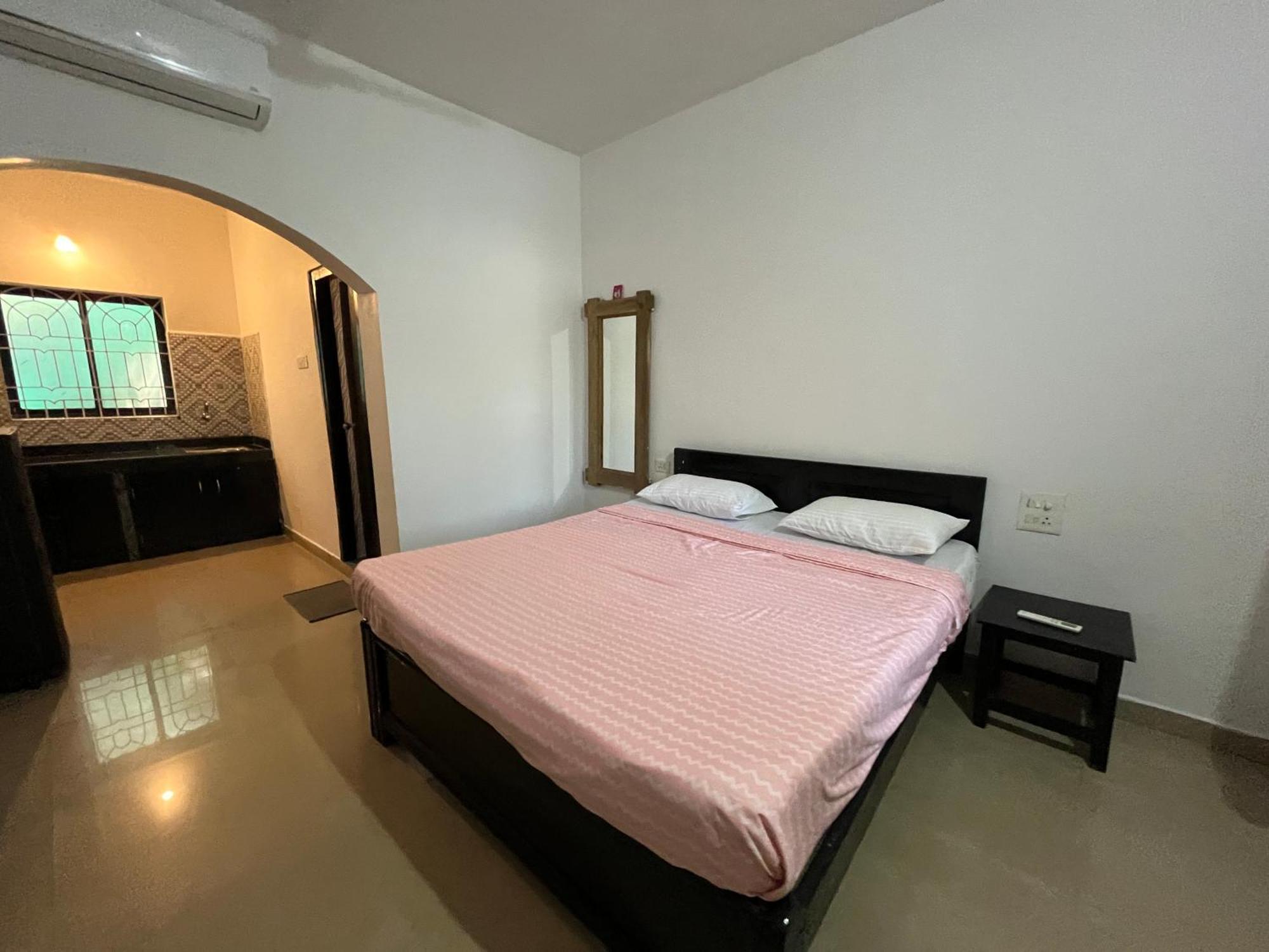 Hotel God'S Gift Morjim Esterno foto