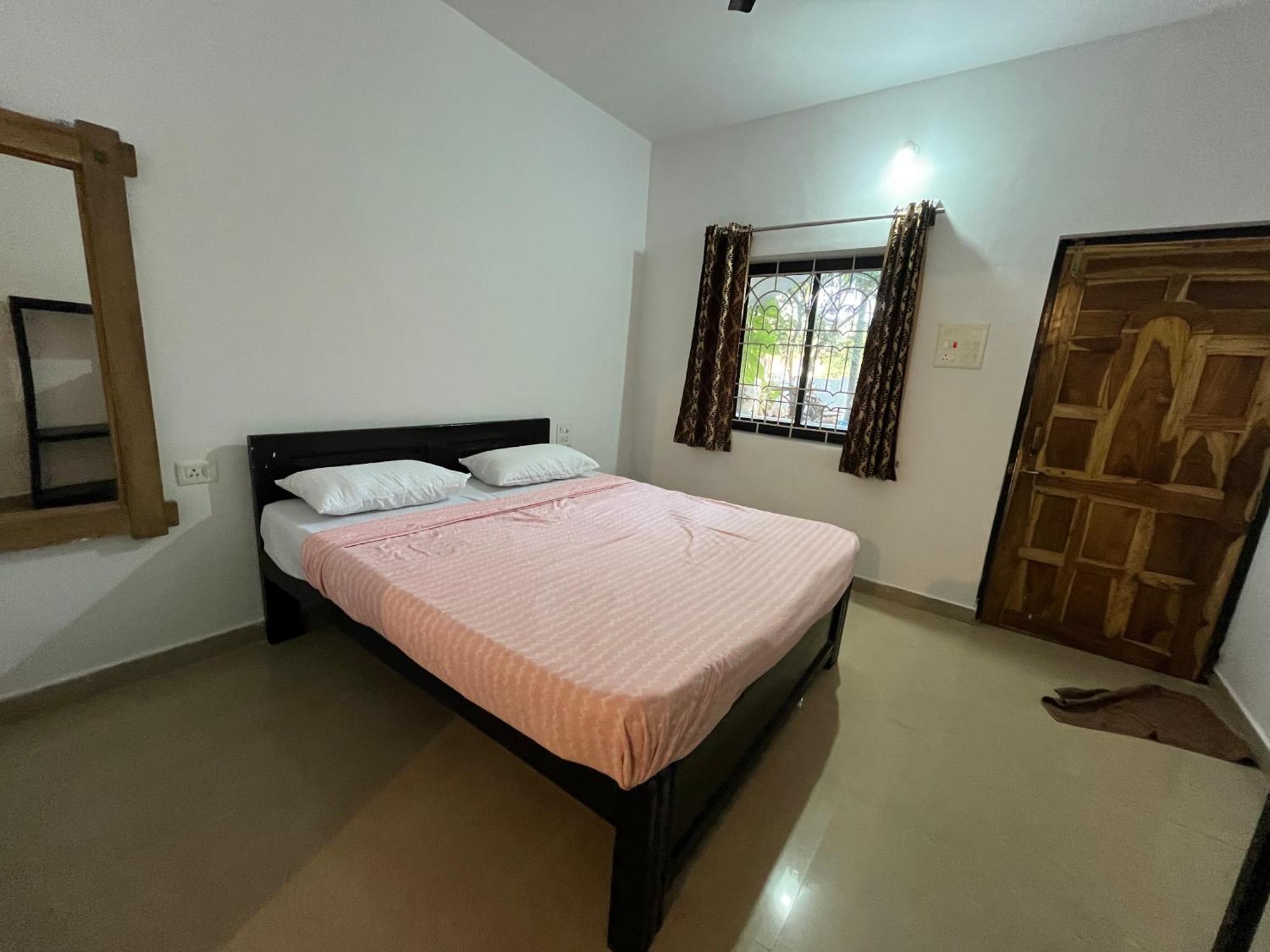 Hotel God'S Gift Morjim Esterno foto