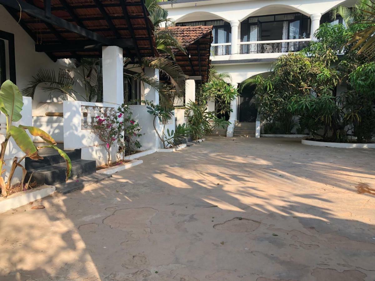 Hotel God'S Gift Morjim Esterno foto